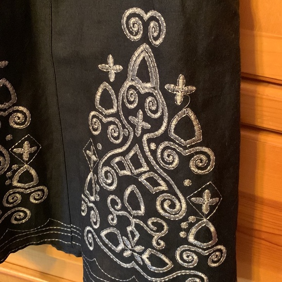 NWOT connection 18 black skirt with appliqué. Size medium. - Picture 2 of 12